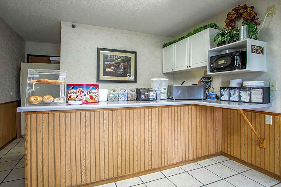 Econo Lodge Inn & Suites Galena Area