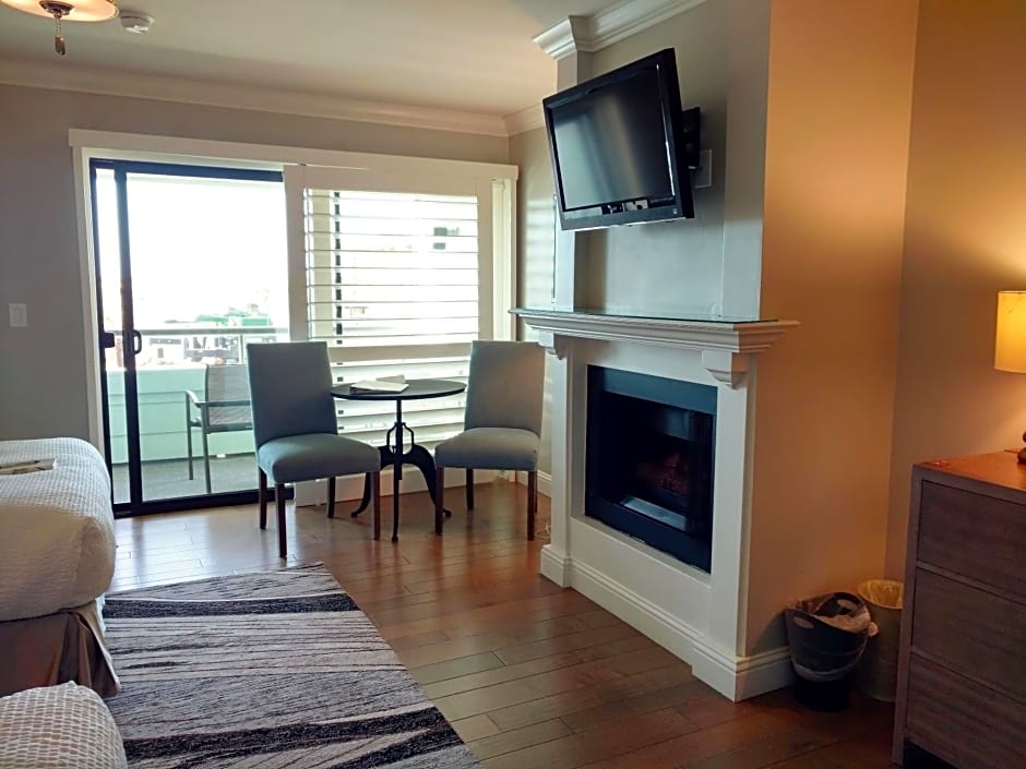 456 Embarcadero Inn & Suites