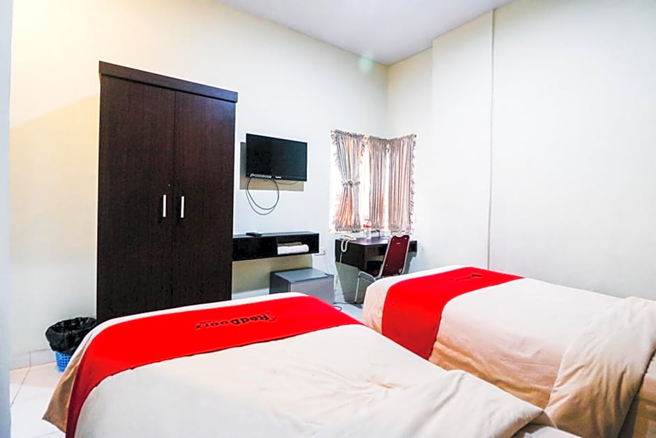 RedDoorz Plus At Lucky Inn Hotel Panakkukang