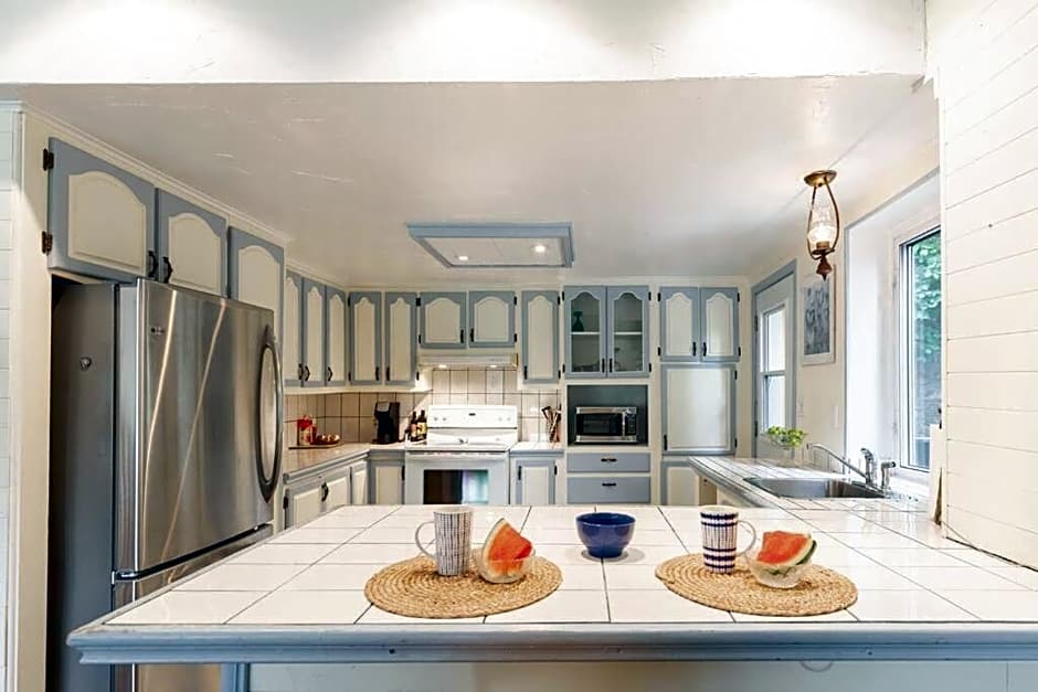 Chalet du Village - Rustic charm, lake - beach access