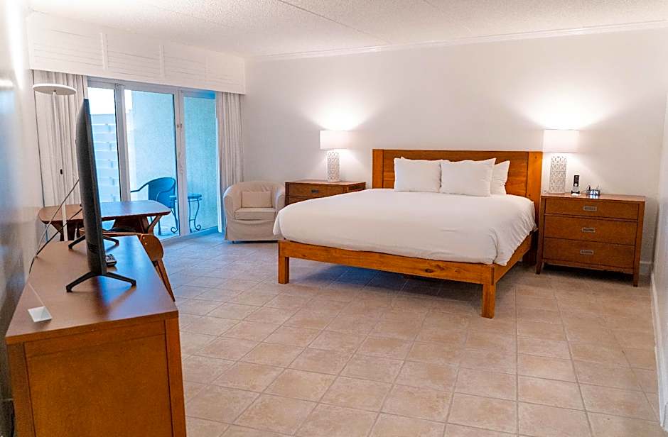 Photo 1 of 4 of 1 Bedroom 1 King Bed Suite, Ocean front