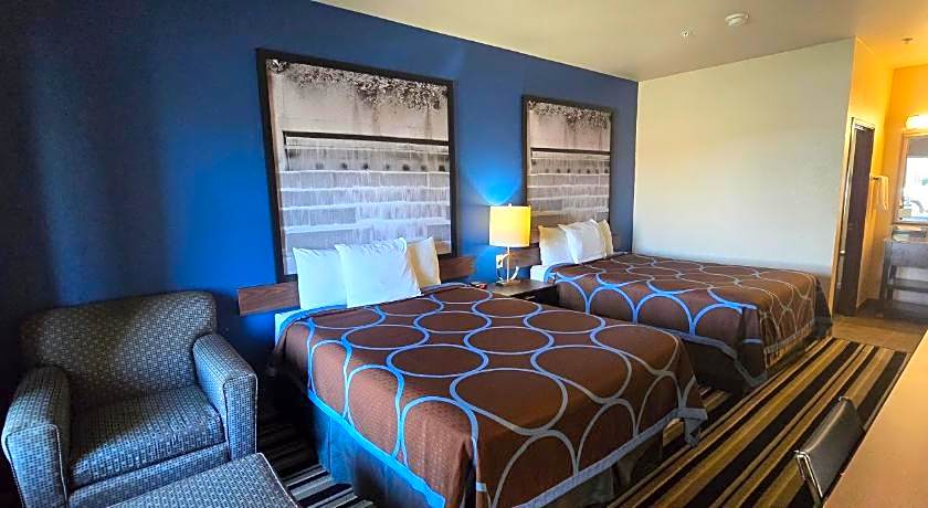 Super 8 by Wyndham Dilley TX