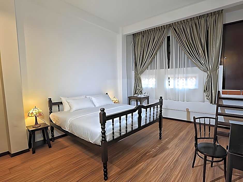 HEEREN BY THE RIVER HOTEL