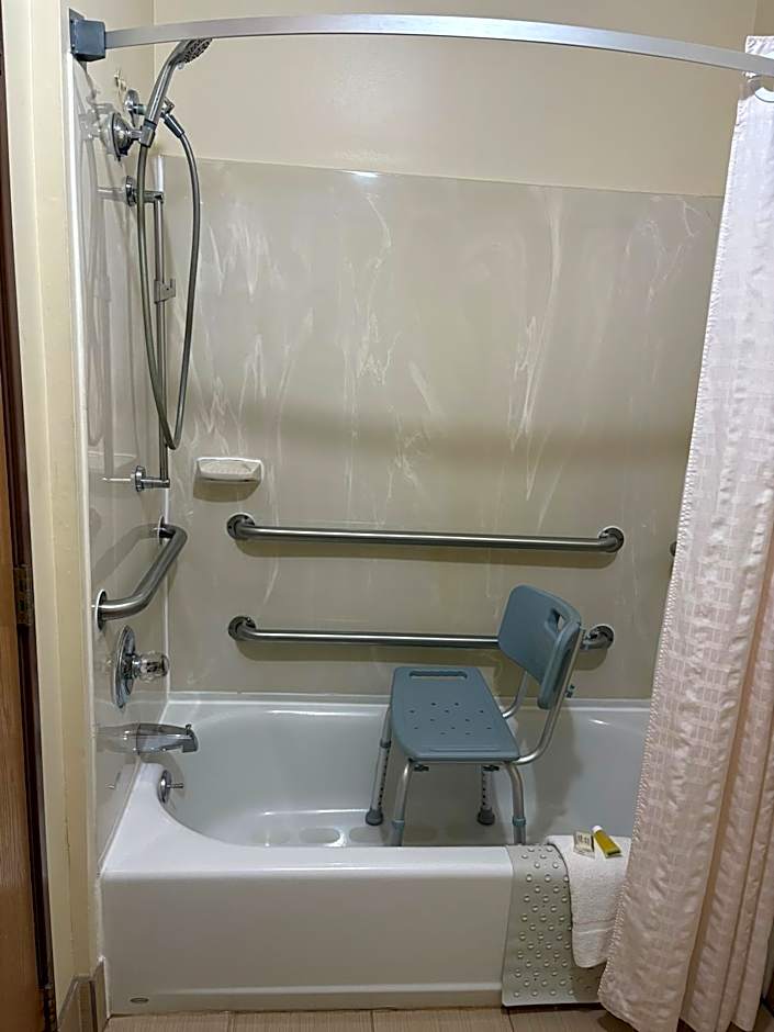 Days Inn & Suites by Wyndham Wichita