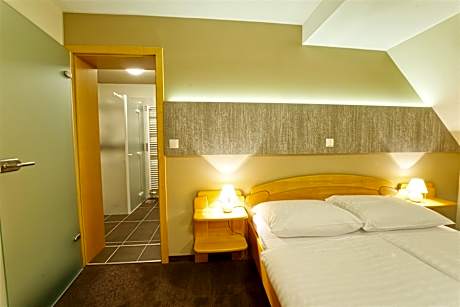 Deluxe Double Room with Shower