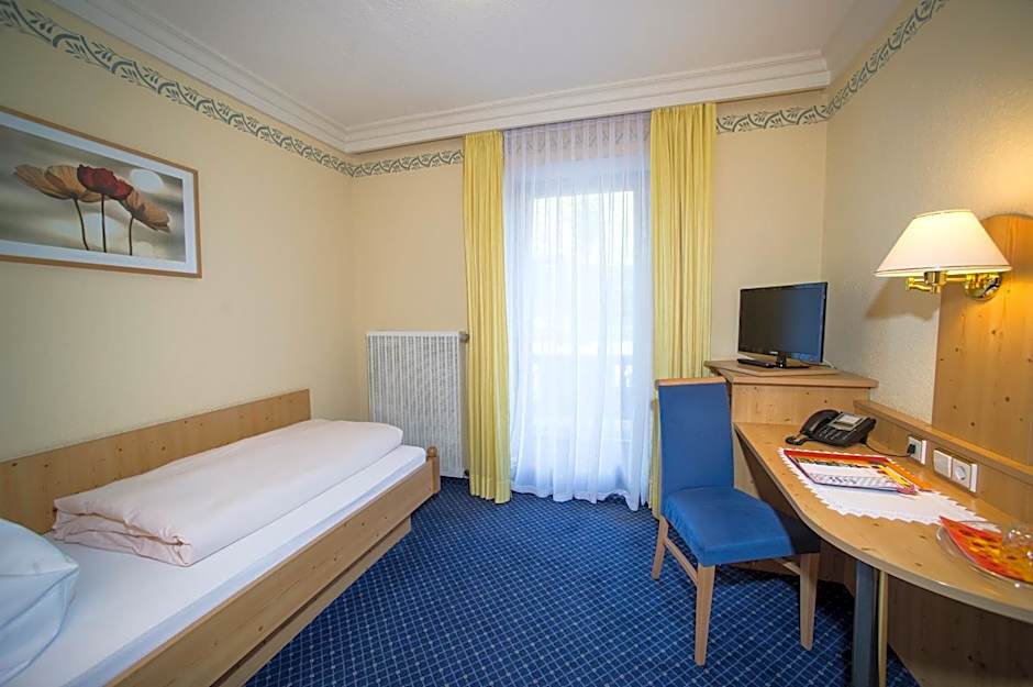 Aktivhotel & Gasthof Schmelz Ihr familienfreundliches Urlaubs Hotel mit Wellness, Almsauna, Chiemgau Karte