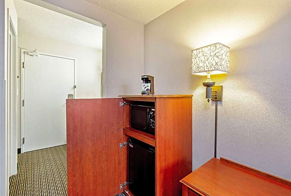 La Quinta Inn & Suites by Wyndham Harrisburg Airport Hershey