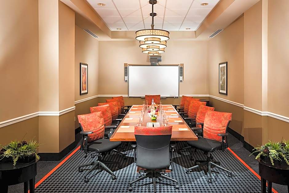 Staypineapple At The Maxwell Hotel