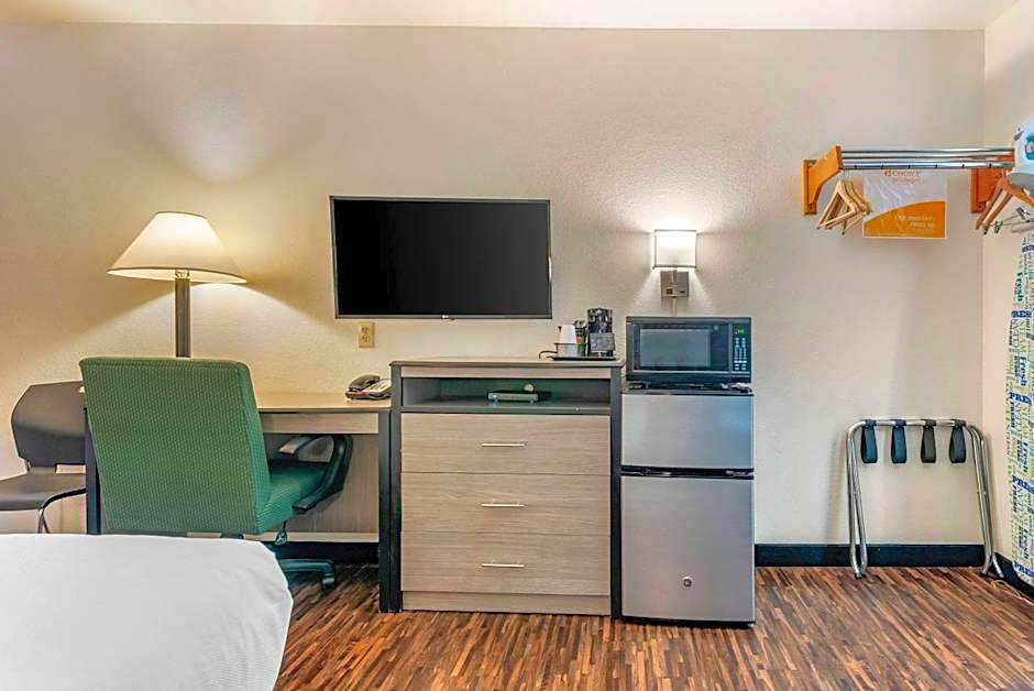 Econo Lodge Pueblo North