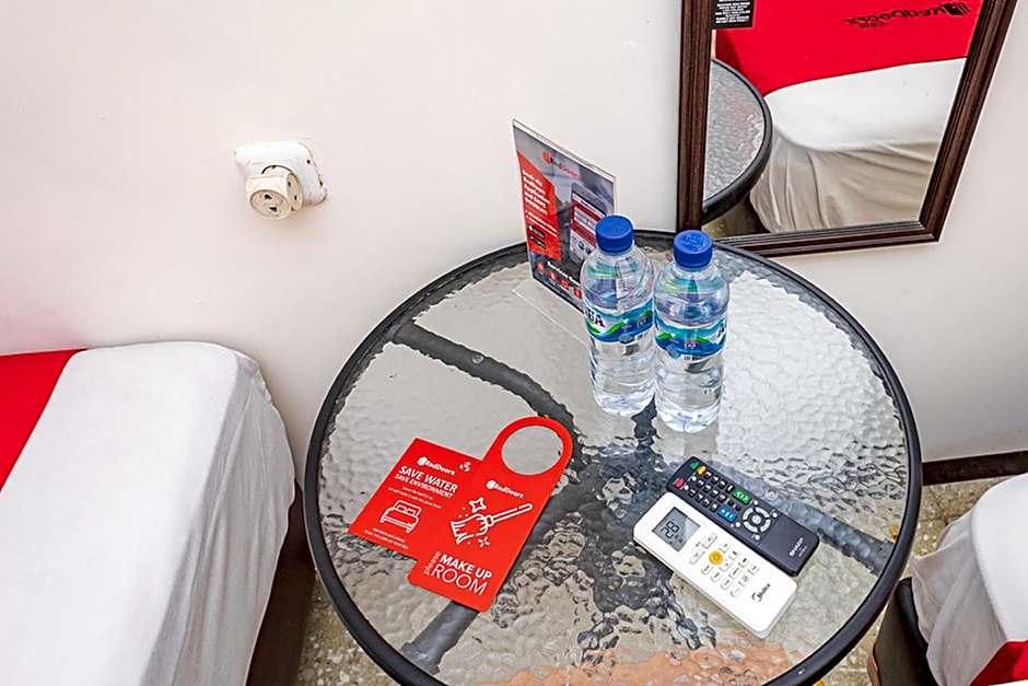 RedDoorz near Alun Alun Bandung 2