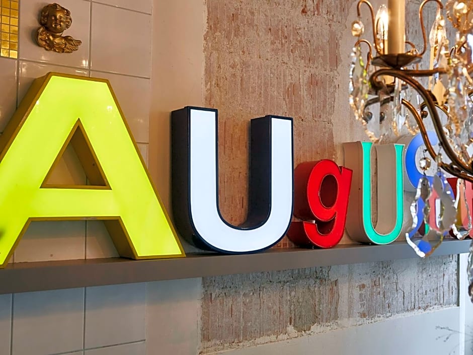 August Restaurant Hotel