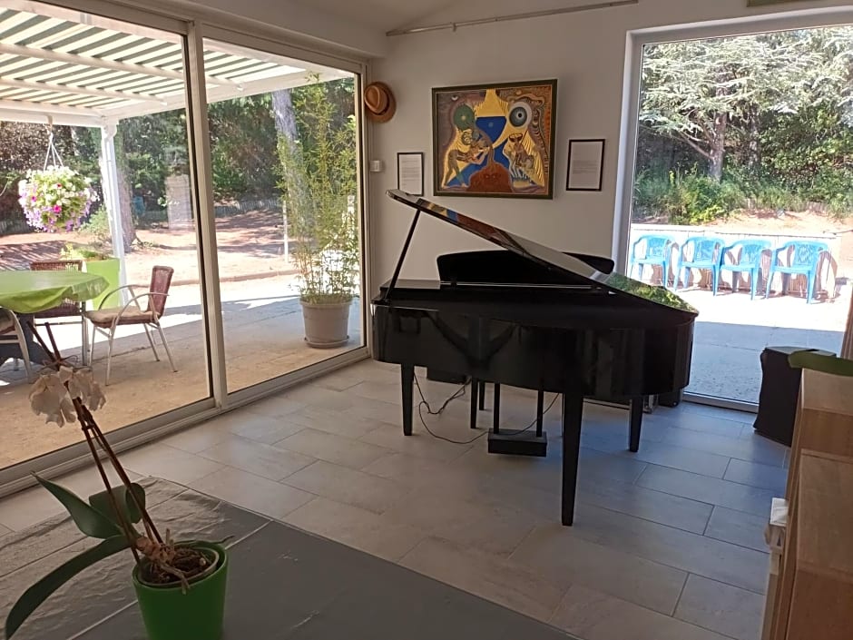 Chambres tomate, dans maison avec petit escalier et Stanna, à 6km du festival de piano de la roque d'anthéron