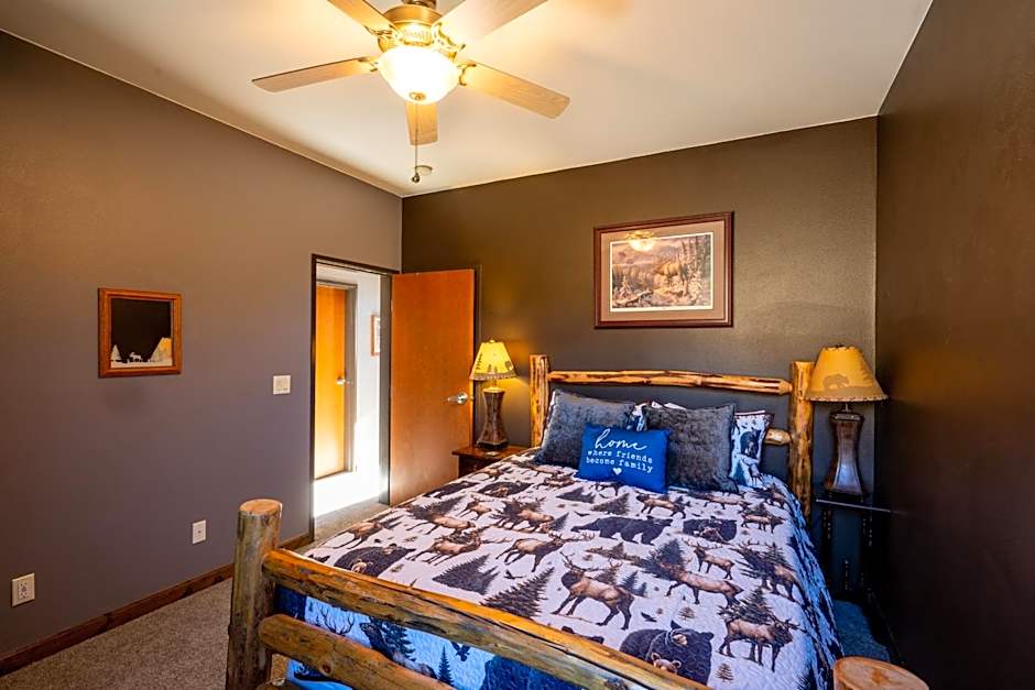 Bison Lodge - Lg Home - 2 bedrooms - less than 5 miles to Yellowstone North Entrance, Sleeps up to 8