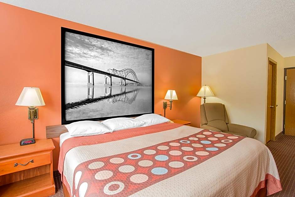 Super 8 by Wyndham Waverly