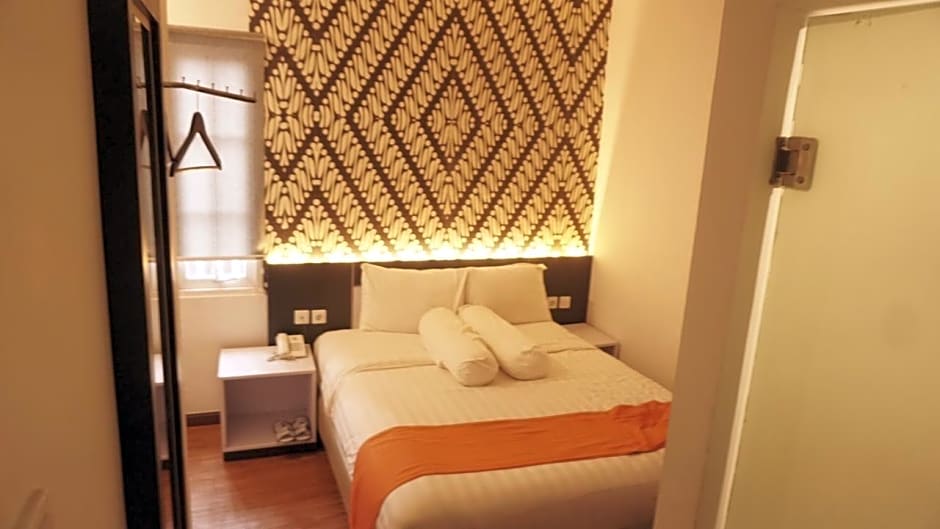 Front One Boutique Tugu Muda Semarang