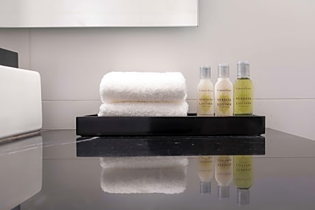 1 King Bed Deluxe River View Guestroom