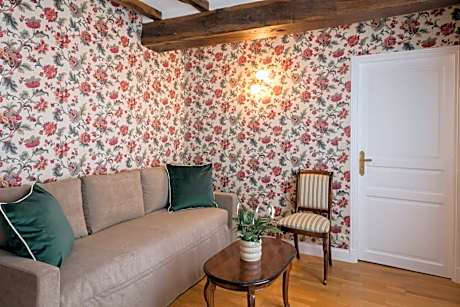King Suite with Sofa Bed and Two Showers - Non-Smoking