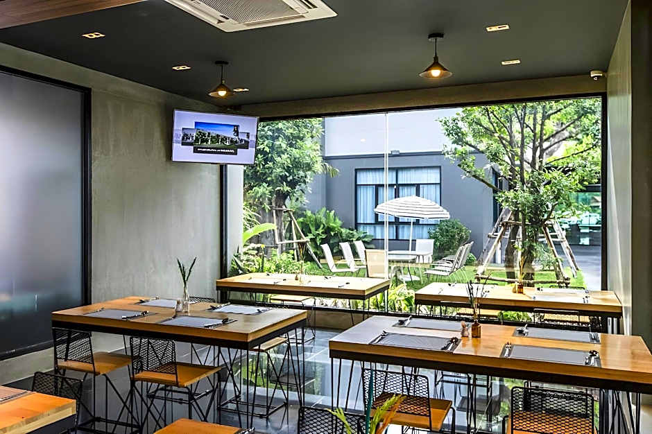 Cresco Hotel - Buriram