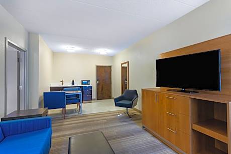 Queen Room with Accessible Roll-in Shower - Nonsmoking