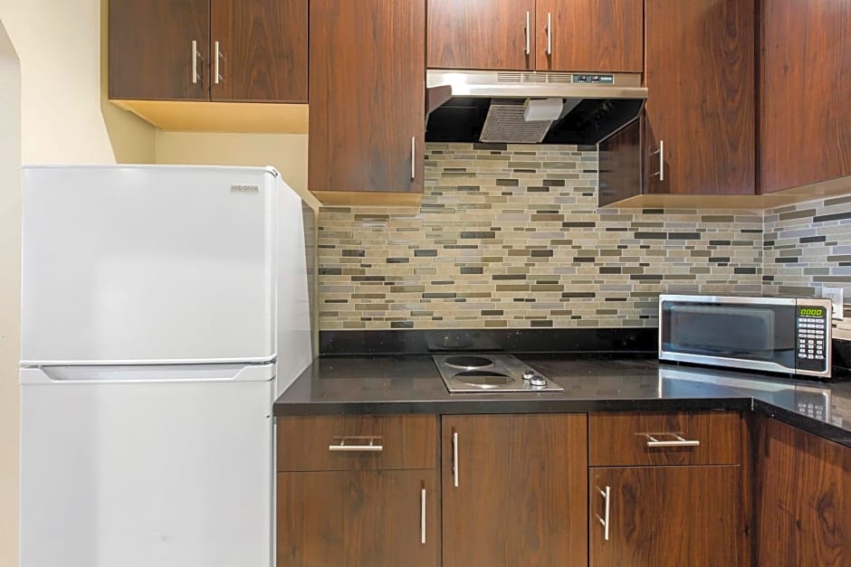 Econo Lodge Inn & Suites