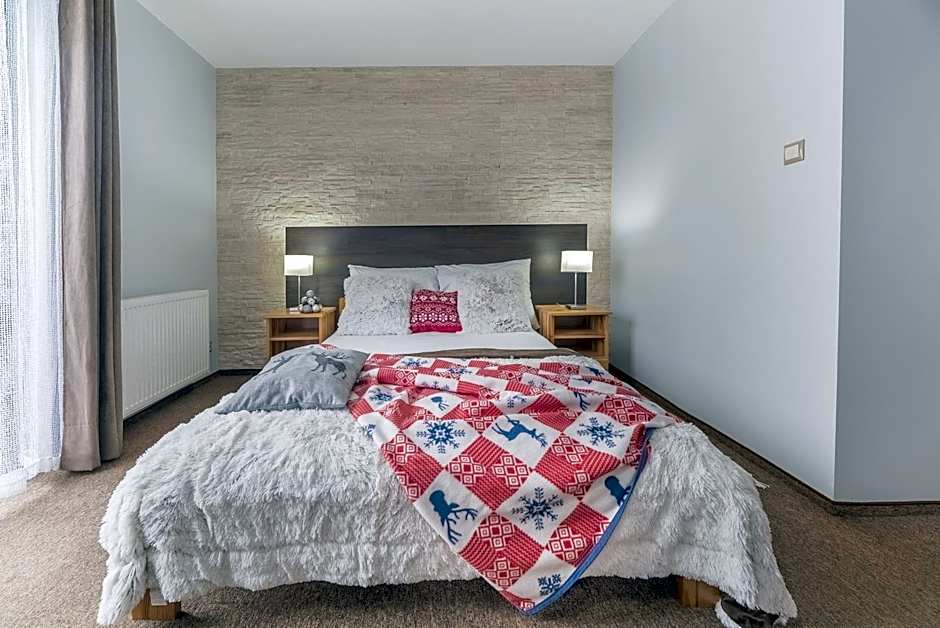 Nefryt - lodówka i czajnik w pokoju, dwa aneksy kuchenne ogólnodostępne, duży parking