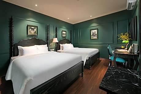 Deluxe Family Room with Indoor Window