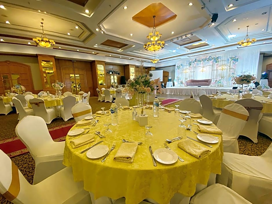 Knight Castle Hotel - Formerly known as Carlton Palace Hotel