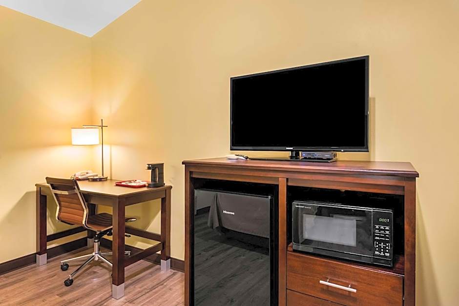 Econo Lodge Inn and Suites Eau Claire