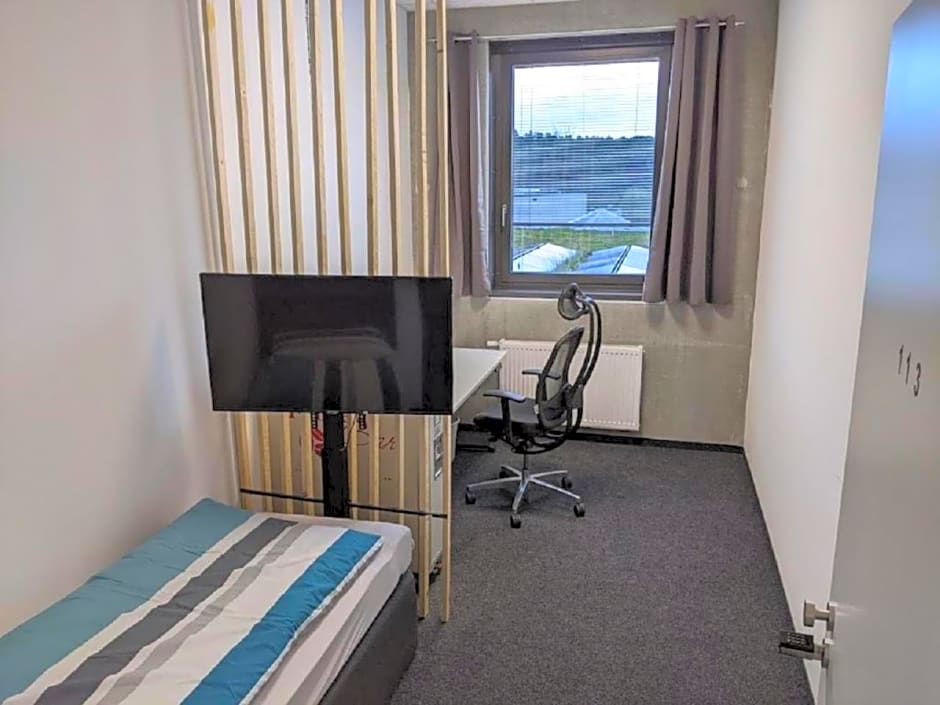 BUSINESS-MOTEL free WiFi & massage, air-con, XXL-Parking