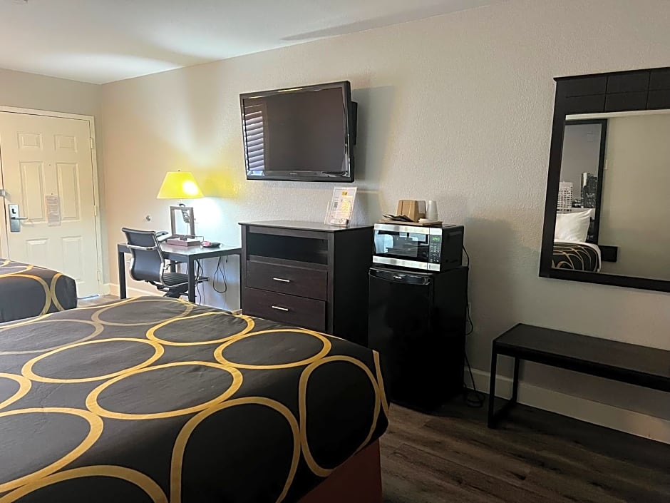 Super 8 by Wyndham Baytown/Mont Belvieu
