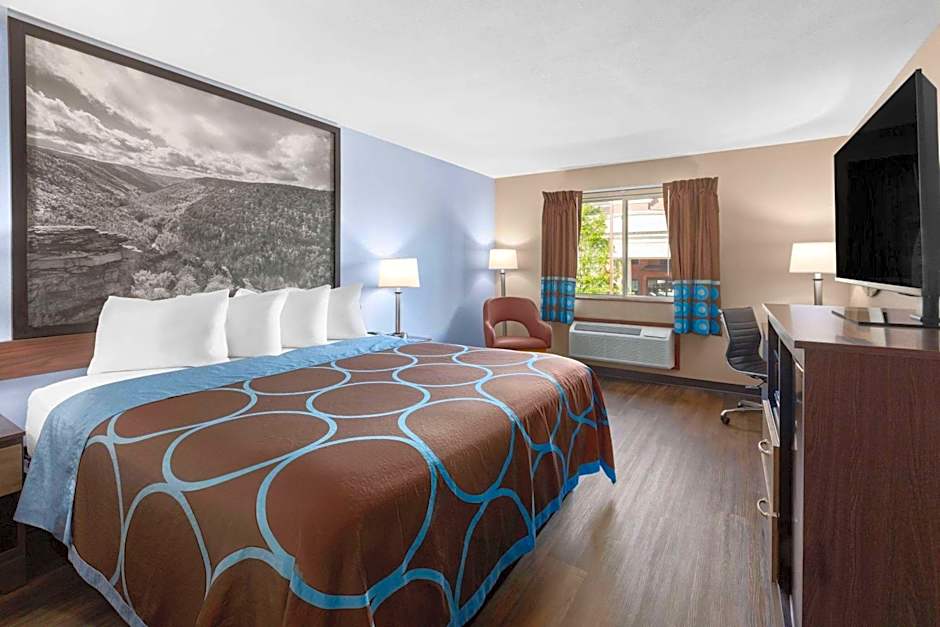 Super 8 by Wyndham Fairmont