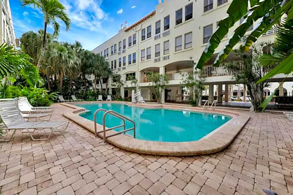 Palm Beach Paradise Walk to Beach Pool WiFi 86" TV WiFi