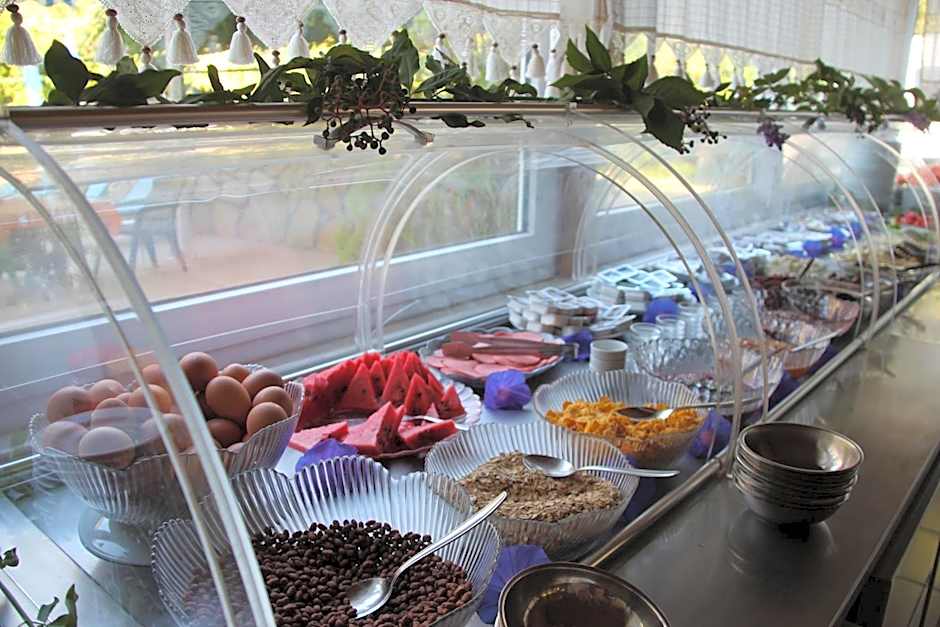 Canada Hotel & Bungalows