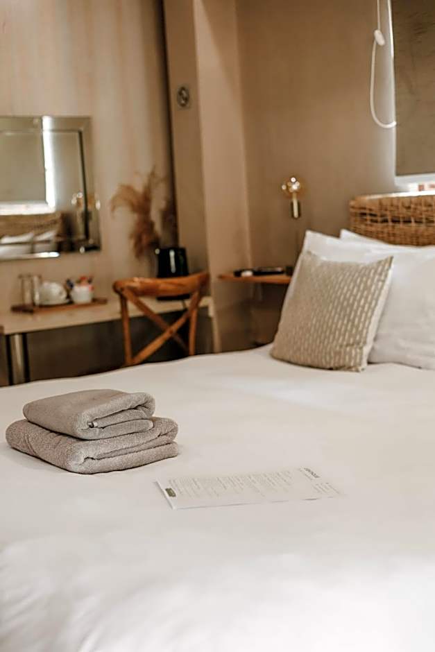 Lighthouse Guesthouse & Cafe