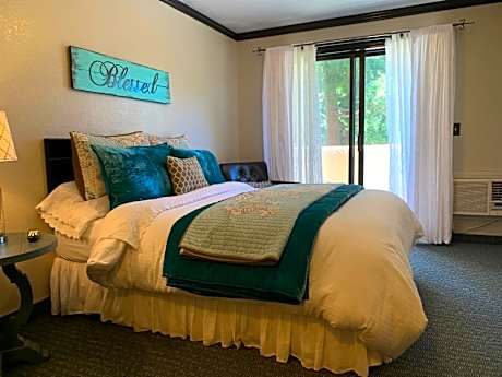 Deluxe Queen Room - Pet Friendly