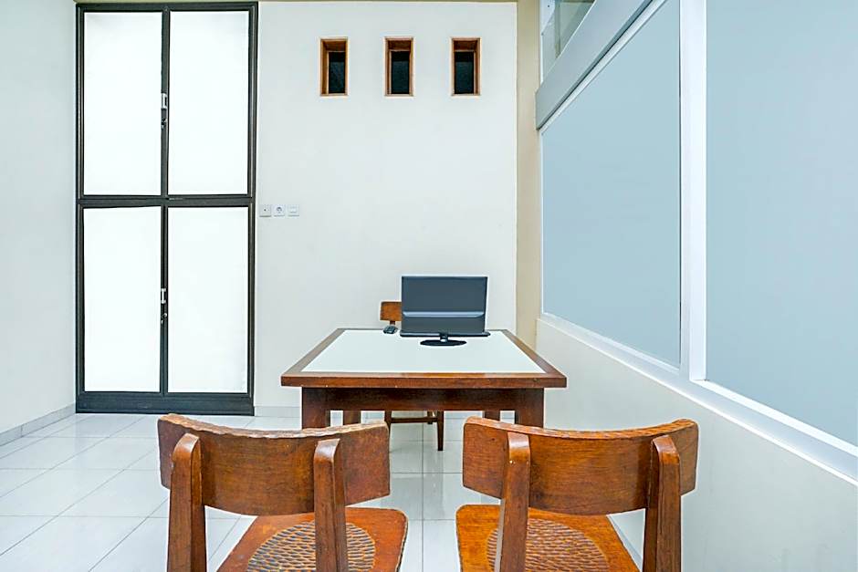 OYO 1642 Penginapan Anggrek Syariah 2