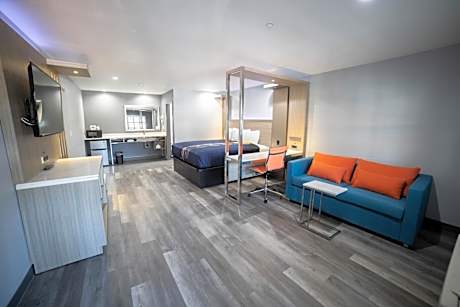 Deluxe King Room - Non-Smoking