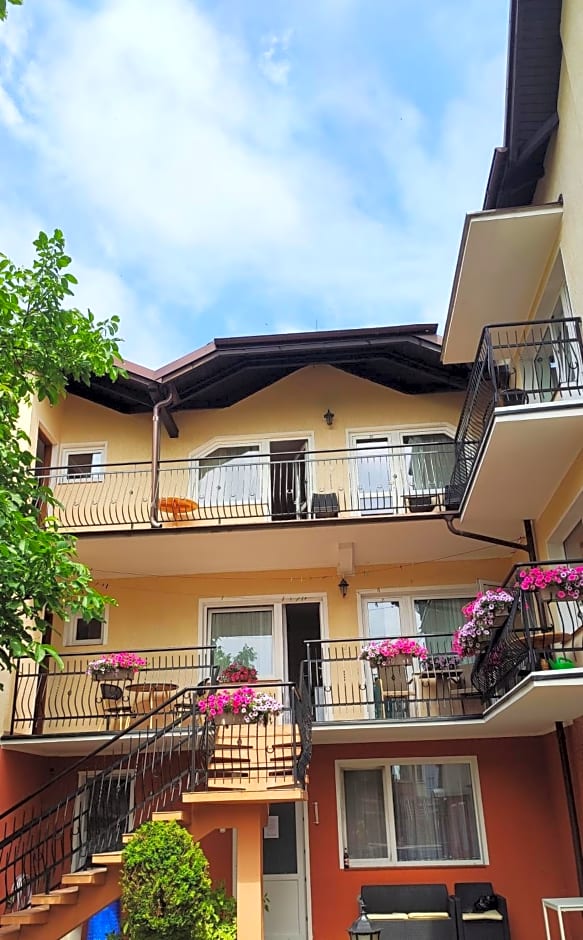 Pokoje Gościnne u MARCINA- sala zabaw, basen, melex, rowery, grill, mini dmuchaniec