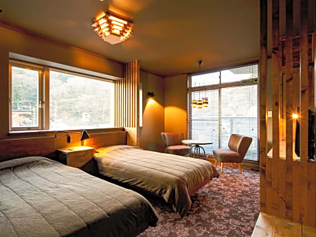 Standard Twin Room with Mountain View