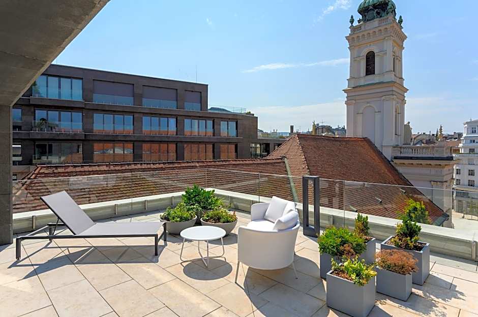 Emerald Hotel by Continental Group