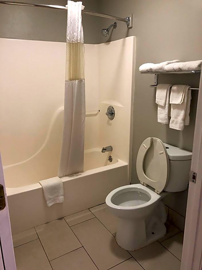 Deerfield Inn and Suites - Fairview