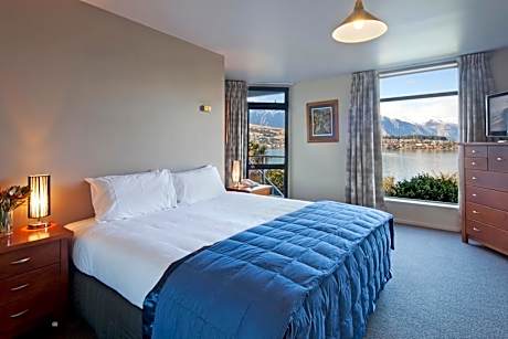 One-Bedroom Apartment with Lake View