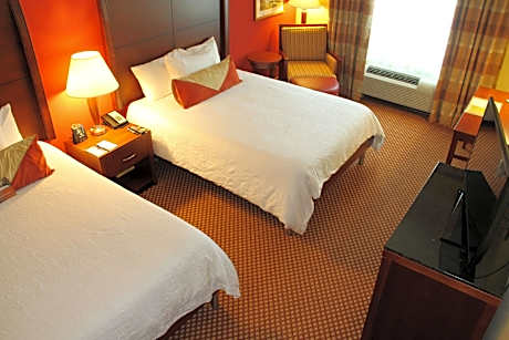 2 Queen Mobility/hearing Accessible Ri Shwr Vis Firealrm/door/phn Alrt Comp Wifi- Bed With Adjustabl