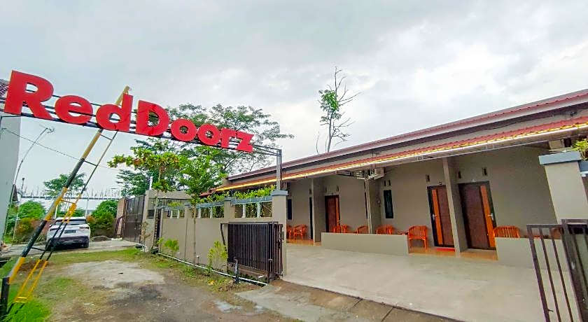 RedDoorz Syariah near Exit Tol Pemalang Comal 2