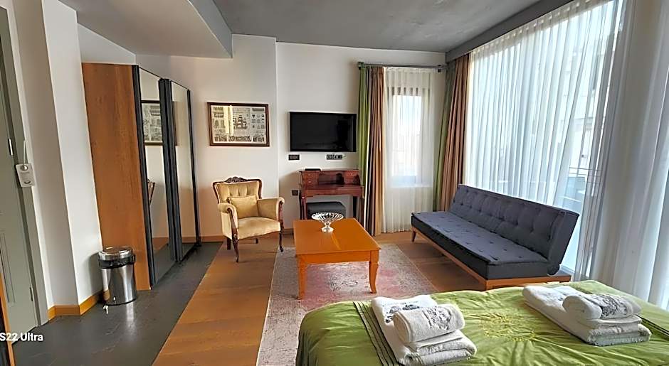 Aleksandr Pera Hotel