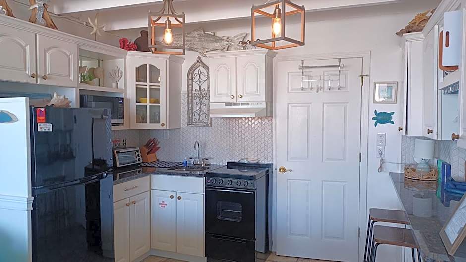 COUPLES GETAWAY, HONEYMOON SWEET, Perfectly Cozy Beach Front Condo with kitchen, pool, free parking,CHECK-IN AT DOOR