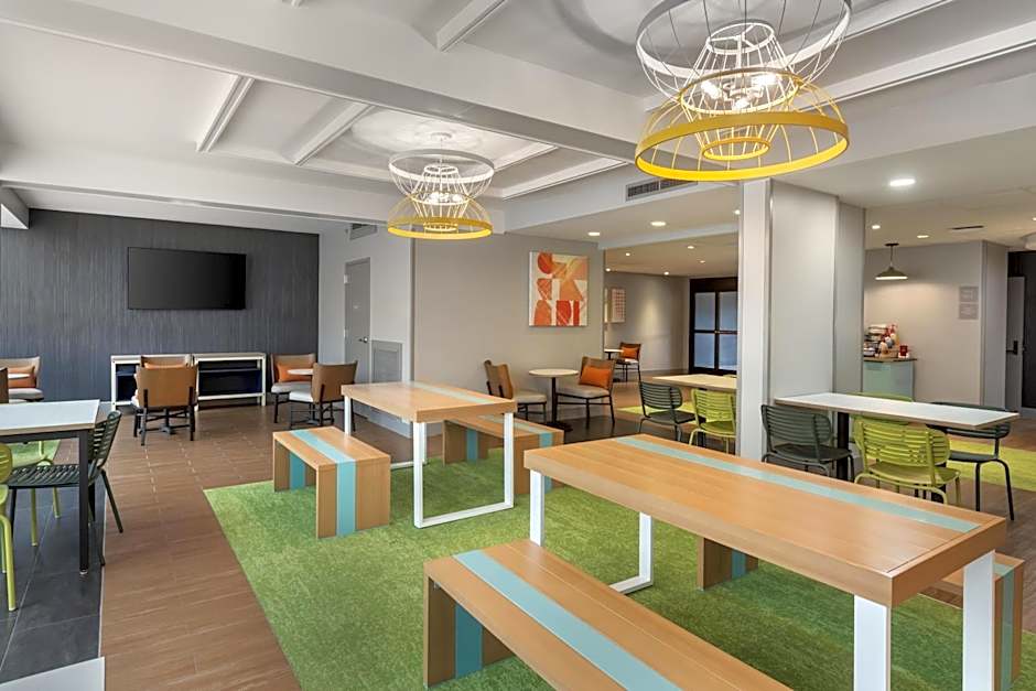 Spark by Hilton Atlanta Airport South College Park