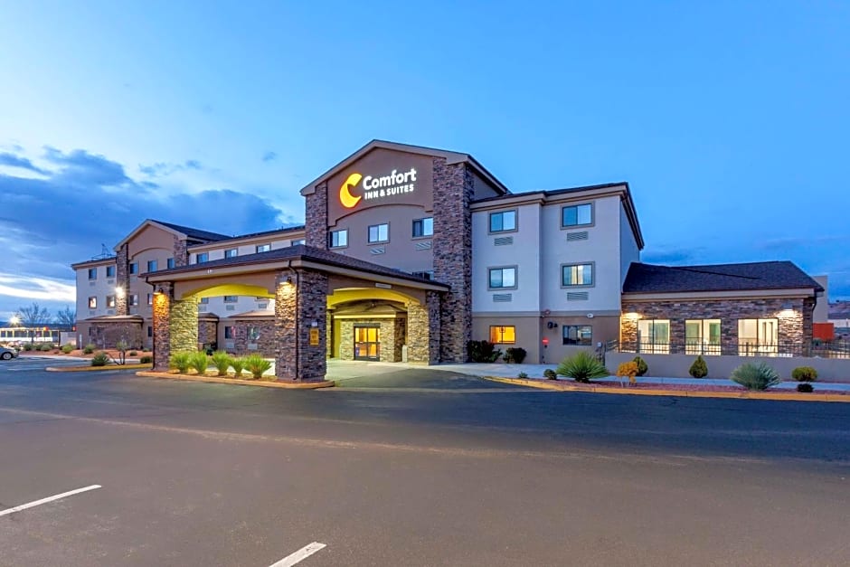 Comfort Inn & Suites Page at Lake Powell