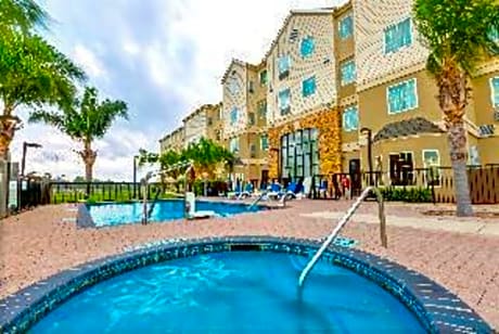 1 Queen 1 Bedroom Suite Mobility AccessibleTub