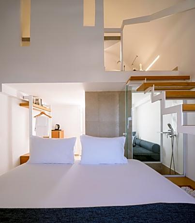 Compact Arched Sea View Loft Suite with Seasonal Outdoor Hot Tub